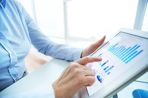 Ipad mit digitalen Bericht über die Performancen der Kampagnen eines Kunden